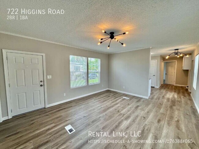 Photo - 722 Higgins Rd