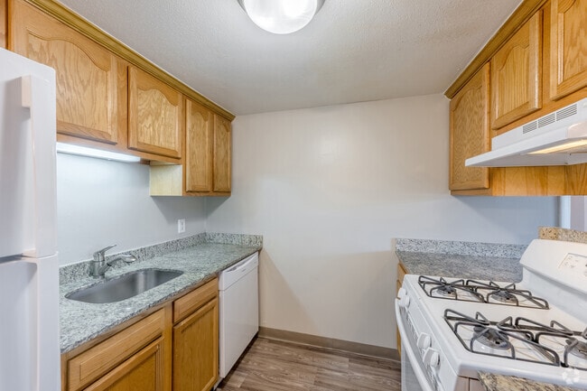 2BR, 1 BA - Cormorant - Kitchen