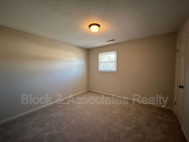 Photo - 802 Timberline Dr SE