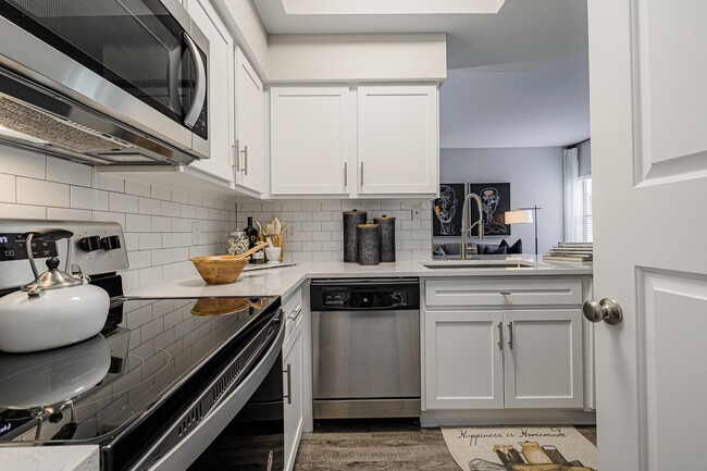 Building Photo - Save Big | 1 Month Free + $1,000 Off! Unit EW Rental