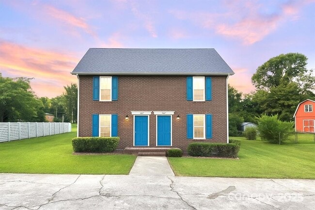 Building Photo - 608 Bethpage Rd