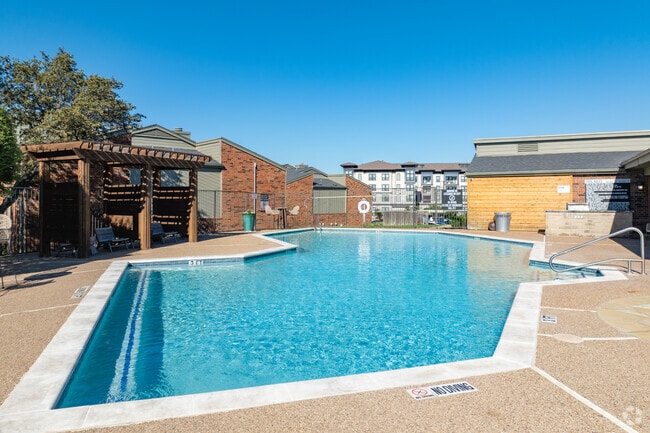 Piscina resplandeciente con solárium - The Hills at Ironhorse