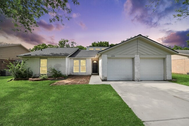 Building Photo - 1104 N Heron Dr