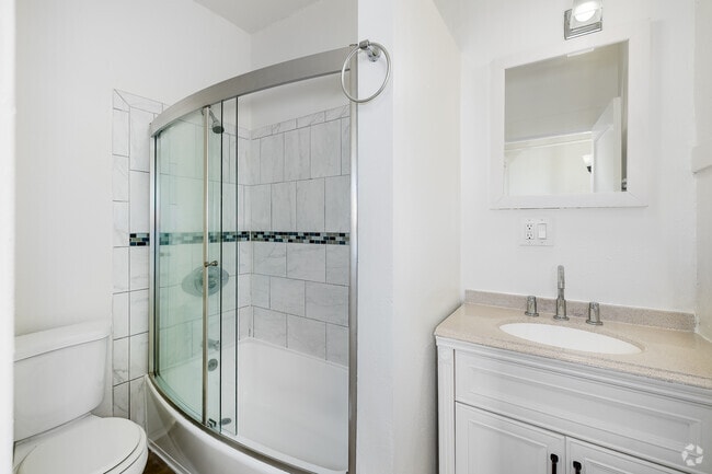 Estudio - 385 pies cuadrados - Baño - 463 South Hartford Ave.