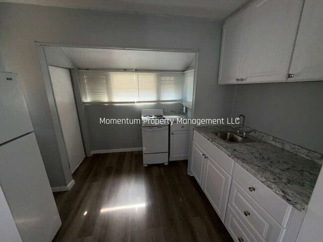 Building Photo - Updated 2/1 in St. Pete! AVAILABLE FOR IMMEDIATE MOVE IN!!