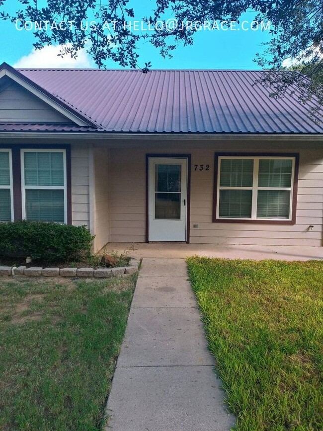 2Bedrom - 1 Bath House / Available Now! - 2Bedrom - 1 Bath House / Available Now!