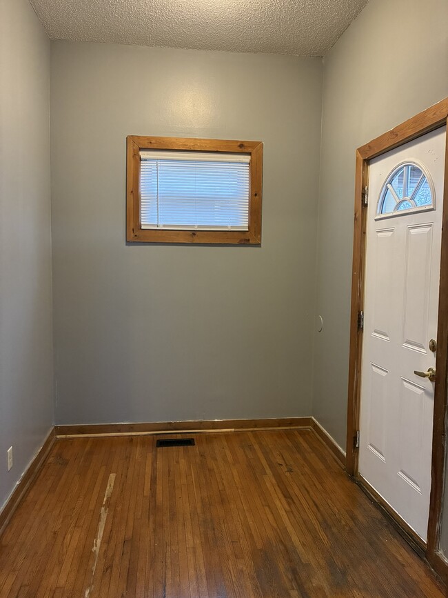 Entryway - 418 S 17th St