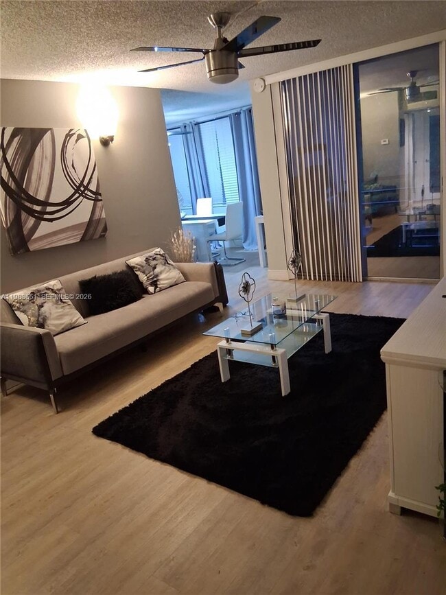 Building Photo - 9450 Live Oak Pl Unit 408