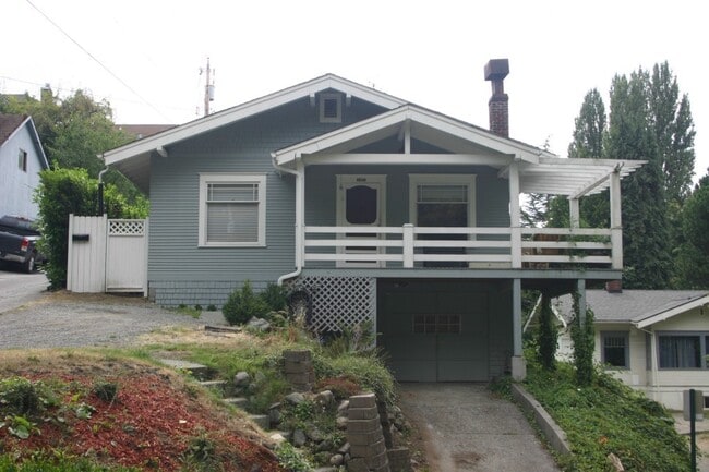 Front - 406 E Ivy St