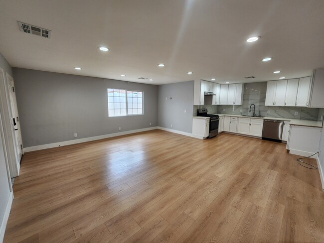 Building Photo - 14237 Emelita St Unit 14239 Emelita