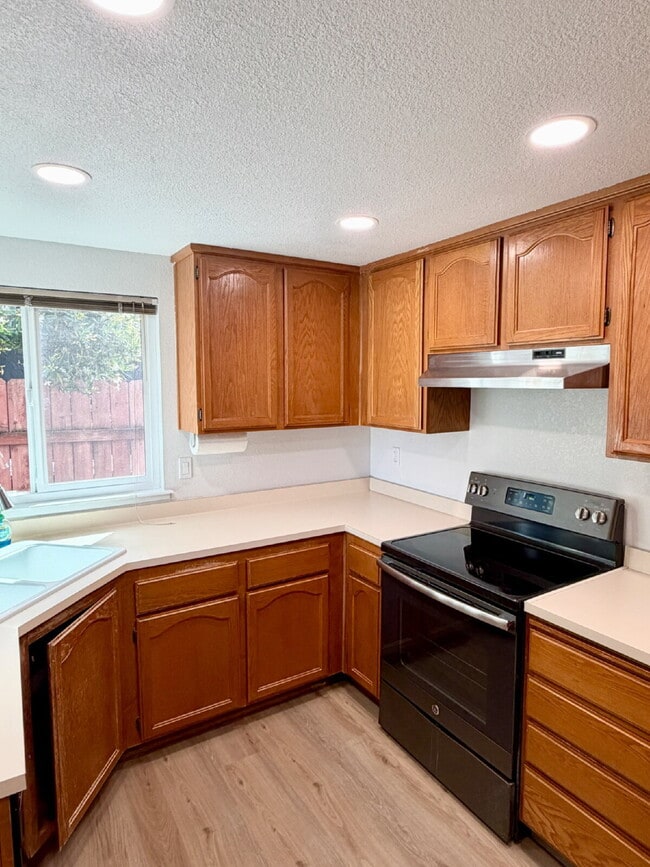 Photo - 3 bed 2 bath home vaulted ceilings close to hwy 80