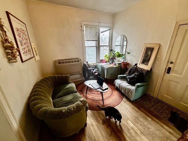 Photo - 404 S Van Buren St Unit Apt 3