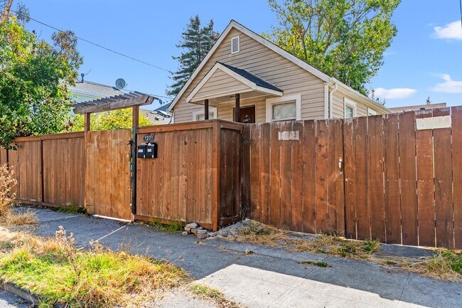 1271 Ocean Ave Unit Rear