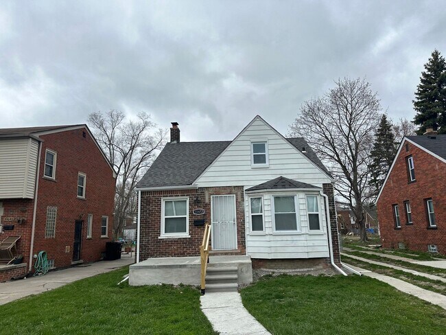 Renovated 3-Bedroom Home – We Welcome Sect... - Renovated 3-Bedroom Home – We Welcome Sect...