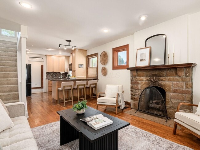 Photo - 781 Bruck St