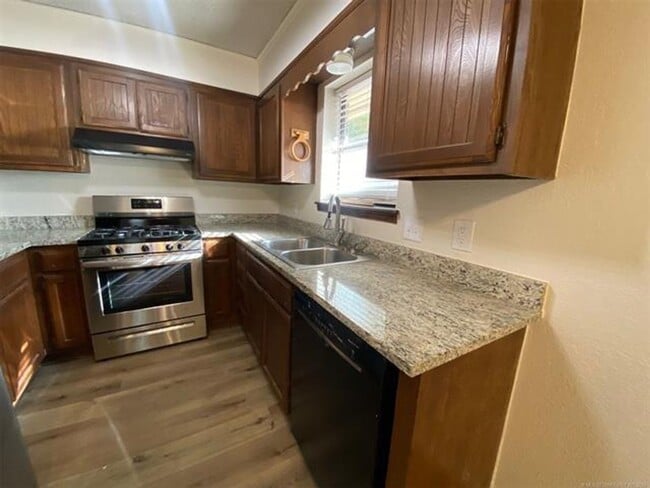 Photo - Jenks Schools! This 3 bedroom, 2 bath duplex is located at back of cul-de-sac