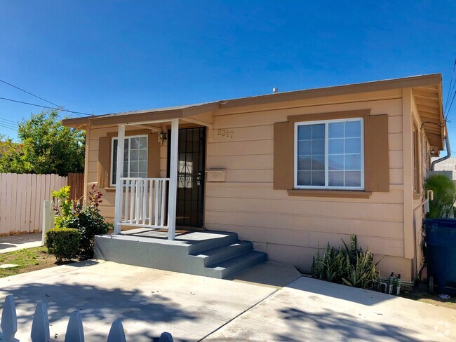 Building Photo - Quaint and Charming Front House in a Duple...