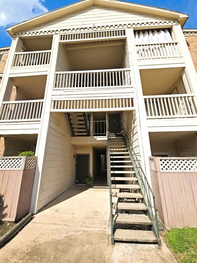 Building Photo - 2626 Holly Hall St Unit Apt 1014