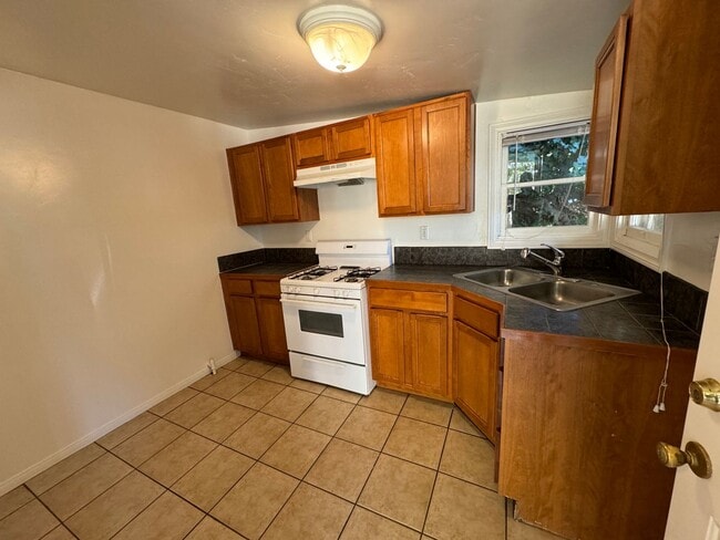 Photo - 814, 820, 822 Elm. Ave. Unidad 820 Elm. Ave.