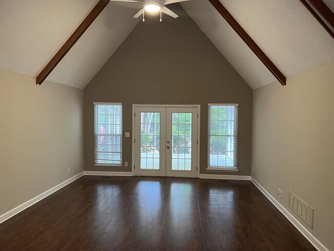 Photo - 470 Greenwich Dr