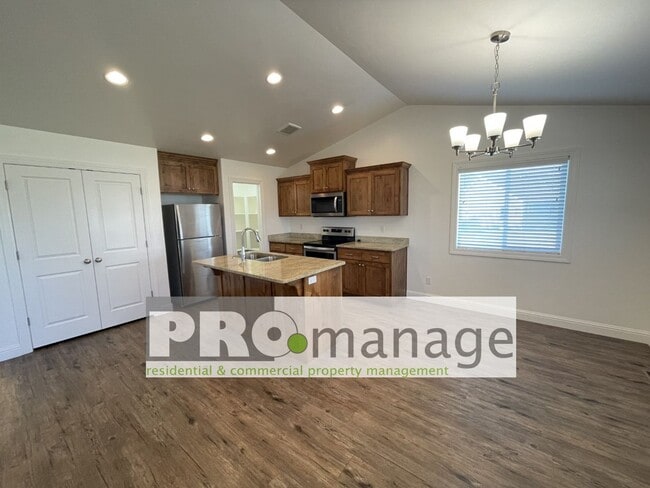 Photo - 3 Bed, 2 Bath Town Home w/ 2 Car Garage - Idaho Falls
