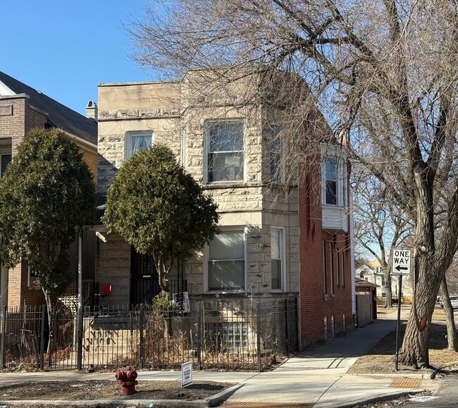 Building Photo - 856 N Lawndale Ave Unit 1