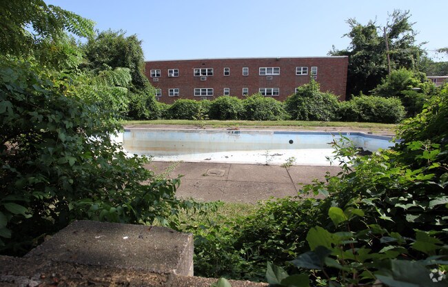 Pool - Winmont Apartments