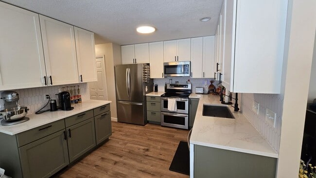 Building Photo - Charming & Spacious Home for Rent in Crystal!