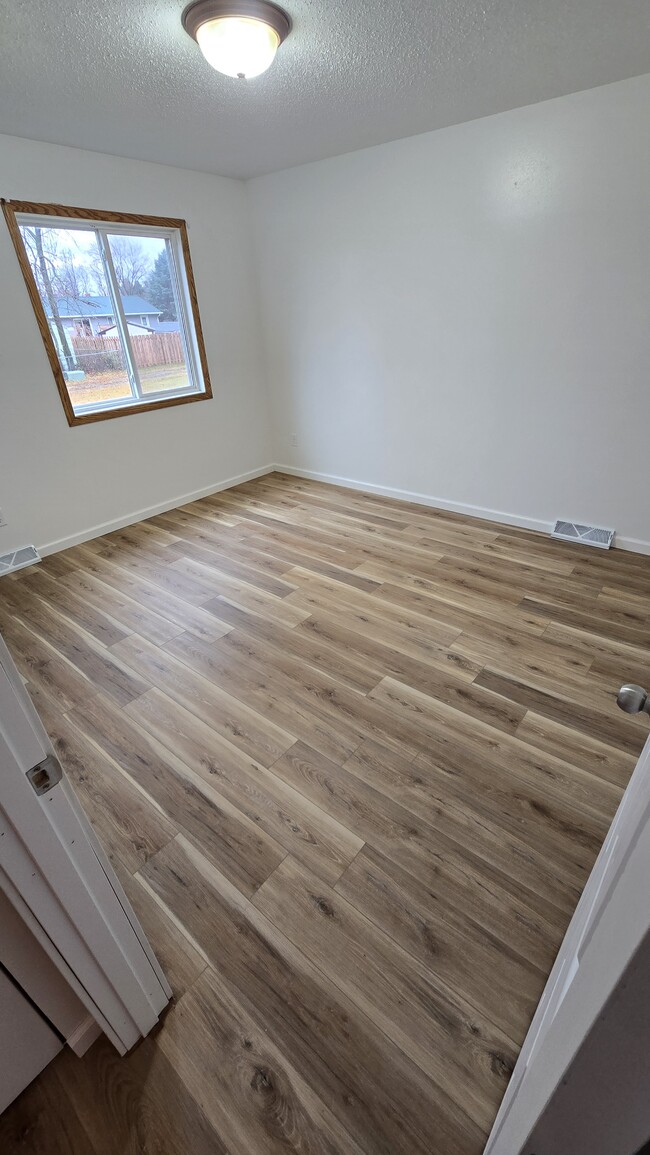 Photo - 563 4th St SE