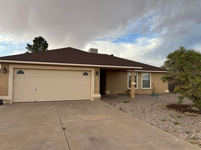 Building Photo - Lovely 3 Bedroom 2 bathroom home with pool