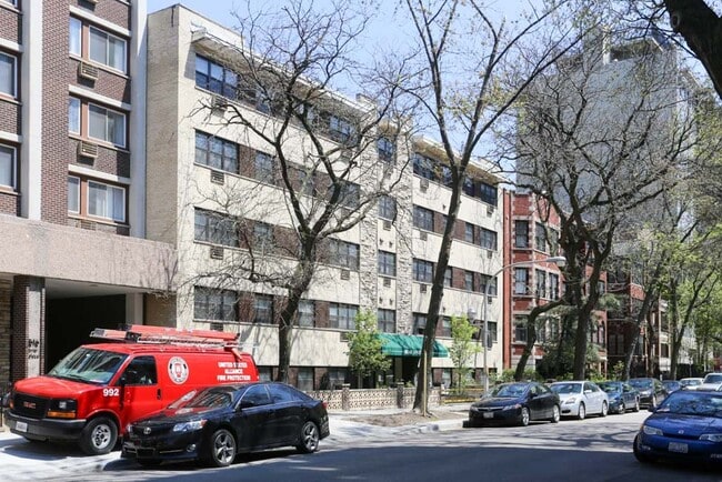 Building Photo - 502 W Briar Pl Unit J08W