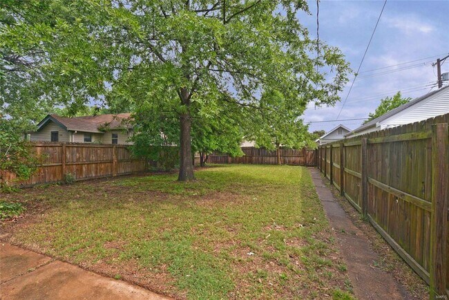 Photo - 6971 Lansdowne Ave