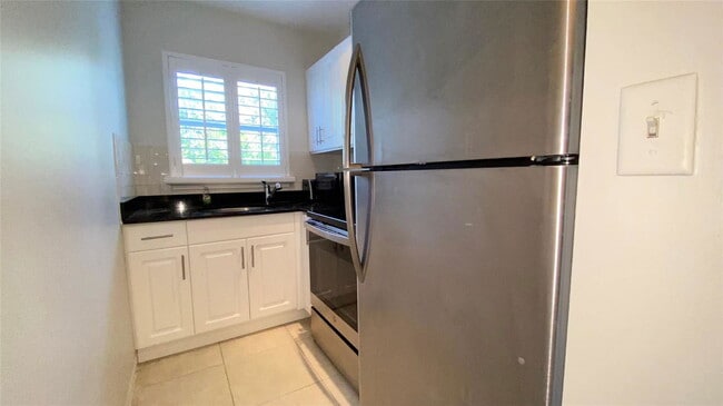 Building Photo - 660 Cypress Lake Blvd Unit K14