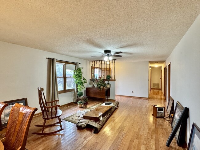 Photo - 702 W 6th Ave