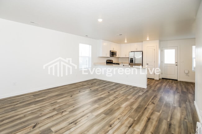 Photo - 335 Lightning Ave