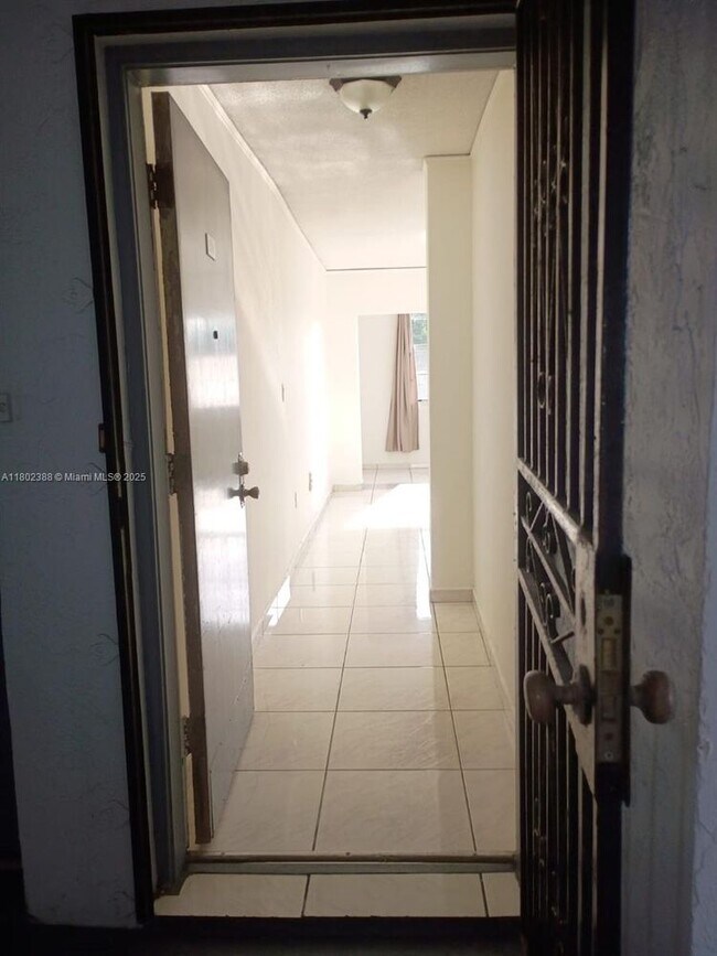 Building Photo - 1800 SW 25th St Unit 2305-2305 Rental
