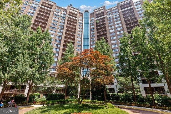 Building Photo - 10101 Grosvenor Pl Unit L03 Rental