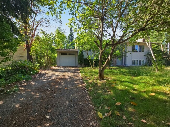 Building Photo - Ideal Split-Level Lake Hills Home