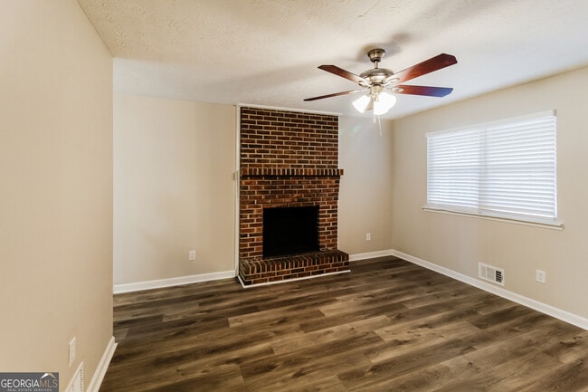 Photo - 635 Lakeridge Cir SE