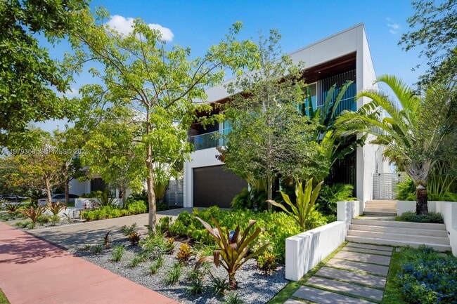 Photo - 1051 W 48th St