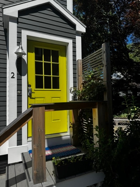 Private entry - 33 Atlantic St Unit 3