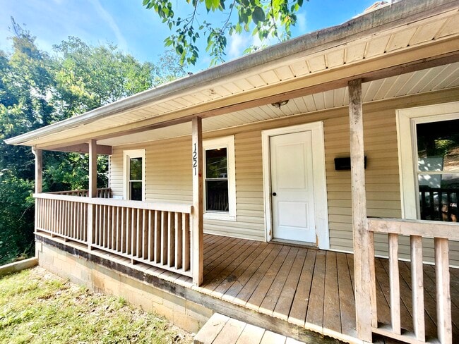 Building Photo - 1221 Swain St Rental