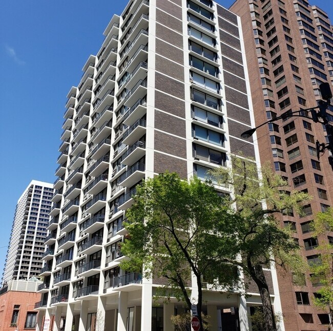 Building Photo - 1400 N State Pkwy Unit 17E