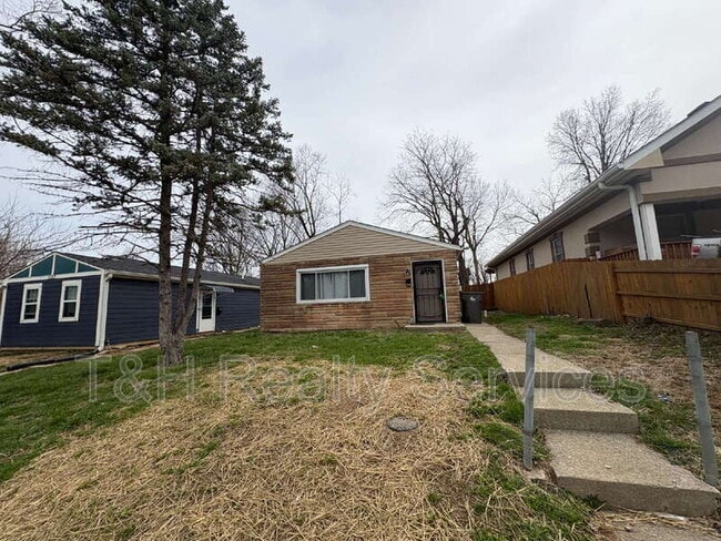 Building Photo - 3125 N Gladstone Ave