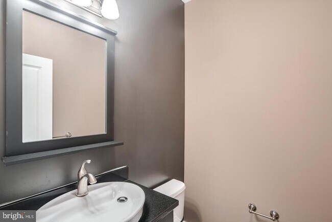 Photo - 2633 Catharine St Unit B