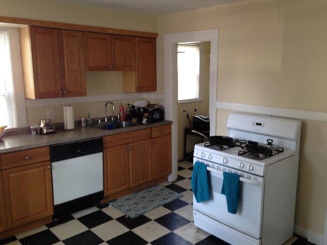 Building Photo - 58 Brock St Unit 3