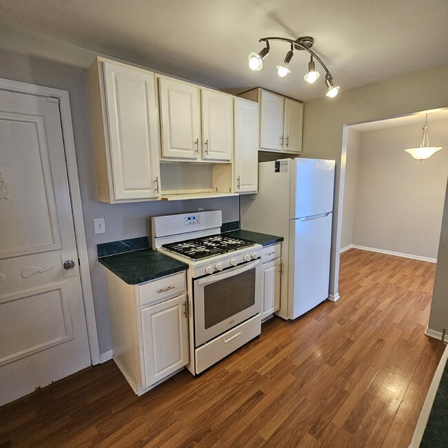 Photo - 2 Bedroom, 1.5 Bath Townhouse with Galley Kitchen & All Appliances, Open Living Area, Finished Ba... Unidad 2