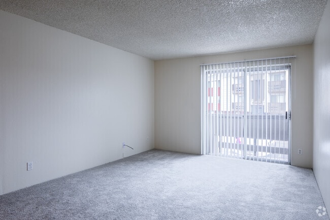 2BR, 1BA - 840SF