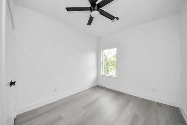 Photo - 8218 Lawler St