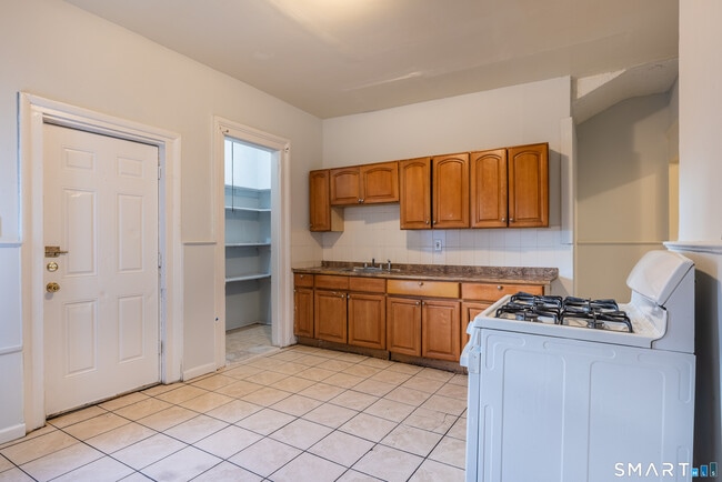 Building Photo - 1995 Main St Unit 1st floor Left